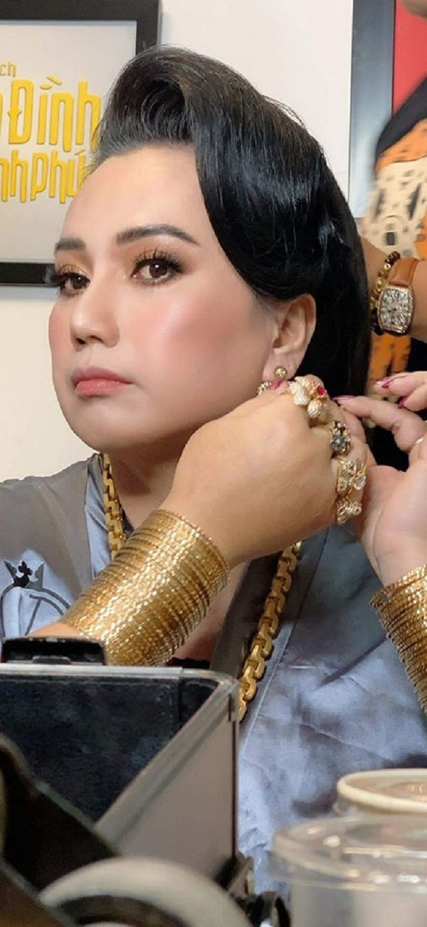 Sau khi clip này được chia sẻ, rất nhiều sao Việt như Minh Tú, Võ Hoàng Yến, Phương Ly đã còn cosplay cô Minh Hiếu trên mạng xã hội vì yêu thích độ hài hước cũng như style ăn mặc lạ lùng của nhân vật này.