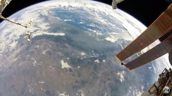 Đây là lần thứ hai trong vòng một tuần qua, các phi hành gia phải đích thân di chuyển ra hẳn bên ngoài không gian để thực hiện nhiệm vụ thay viên pin ''siêu to khổng lồ''. Toàn bộ quá trình thực hiện được livestream trên các trang báo và mạng xã hội.