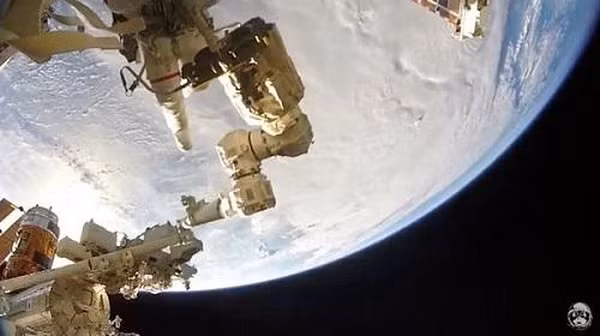 Theo NASA họ sẽ cần thực hiện ít nhất hai chuyến spacewalk nữa để hoàn thành quá trình thay pin thực chất đã bắt đầu từ năm 2017.