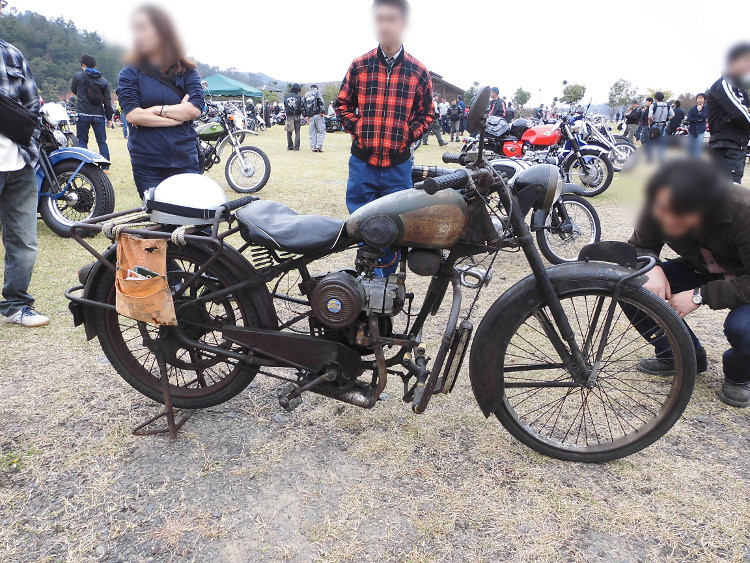 Cả tên xe và tên công ty đều được đặt theo tên Toyota và việc bán hàng cũng được thông qua mạng lưới bán hàng chính của Toyota, có thể hiểu Toyo Motors ở vị trí như một công ty con của Toyota vậy.