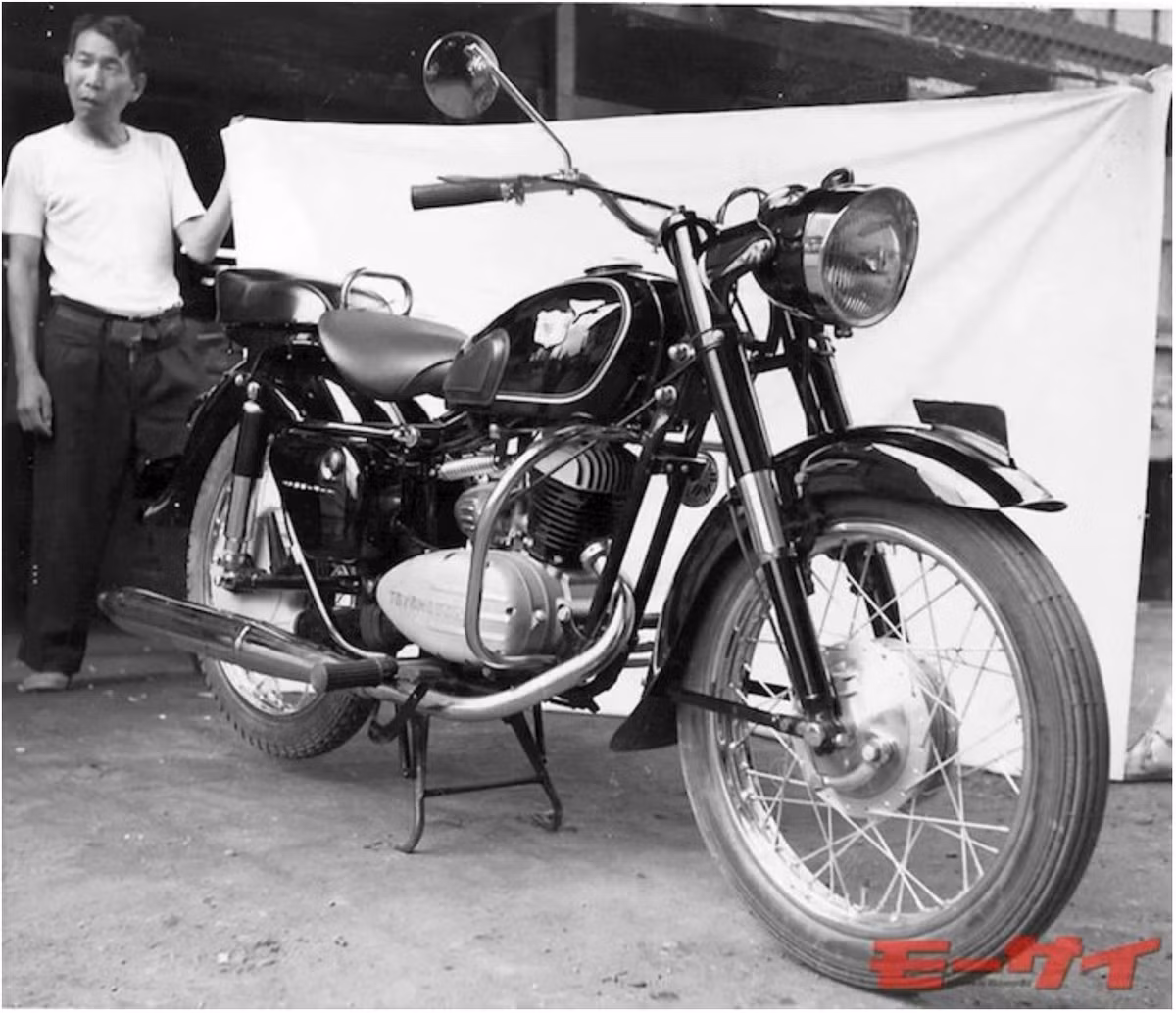 Vào năm 1949, chiếc xe đạp được lắp động cơ phụ đã được ra đời có tên là Toyo Motor, và chính thức hãng xe Toyo Motors cũng được ra mắt cùng năm.