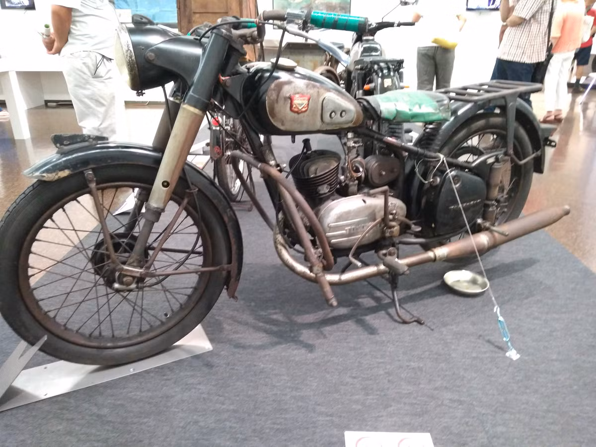 Tuy nhiên, ngay từ khi thành lập, hầu hết các bộ phận đều được thuê sản xuất bên ngoài và đưa về để lắp ráp tại nhà máy.