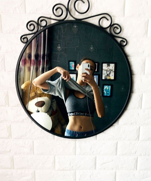 Trước đó, người đẹp sử dụng chiếc iPhone XS Max màu trắng một thời gian dài.