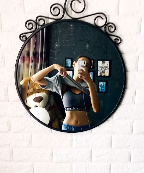 Trước đó, người đẹp sử dụng chiếc iPhone XS Max màu trắng một thời gian dài.