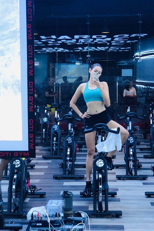 Cô thường khoe ảnh selfie cùng điện thoại này trên trang cá nhân Facebook và Instagram.