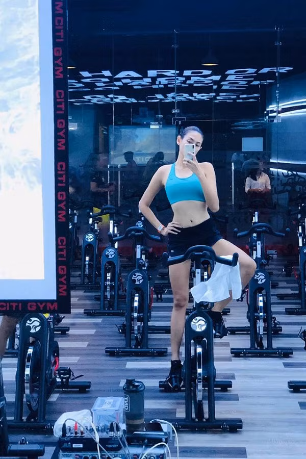 Cô thường khoe ảnh selfie cùng điện thoại này trên trang cá nhân Facebook và Instagram.