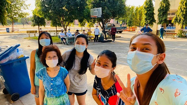 Siêu mẫu thực hiện nghiêm túc việc cách ly, vui vẻ chụp ảnh, selfie cùng "đồng đội" trong khu cách ly. Ngoài thời gian sinh hoạt và vui chơi với các hoạt động thể thao bổ ích, Võ Hoàng Yến tận dụng các món đồ công nghệ để giải trí và kết nối cùng người hâm mộ.