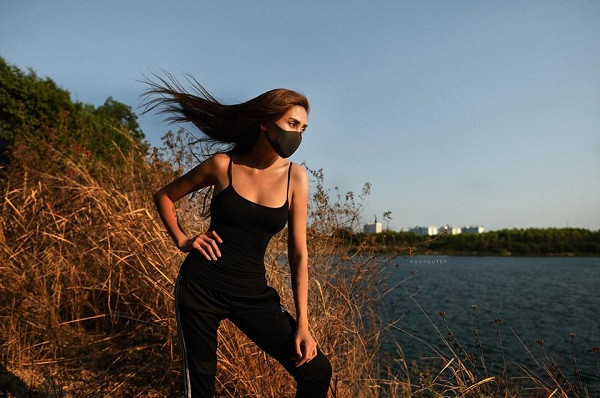 Sau vài ngày cách ly, Võ Hoàng Yến còn khiến khán giả vô cùng thích thú với bộ hình chụp ngẫu hứng tại khu cách ly mang concept "Cô Vy". Bộ hình được thực hiện chỉ trong 30 phút, với trang phục đơn giản, make up nhẹ và phụ kiện không thể thiếu là chiếc khẩu trang.