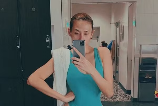 Giám khảo The Face thường xuyên được bắt gặp xuất hiện cùng chiếc điện thoại này, từ các sự kiện lớn nhỏ, khi đi chơi, đi tập, cho đến khi được cách ly tại khu cách ly tập trung.