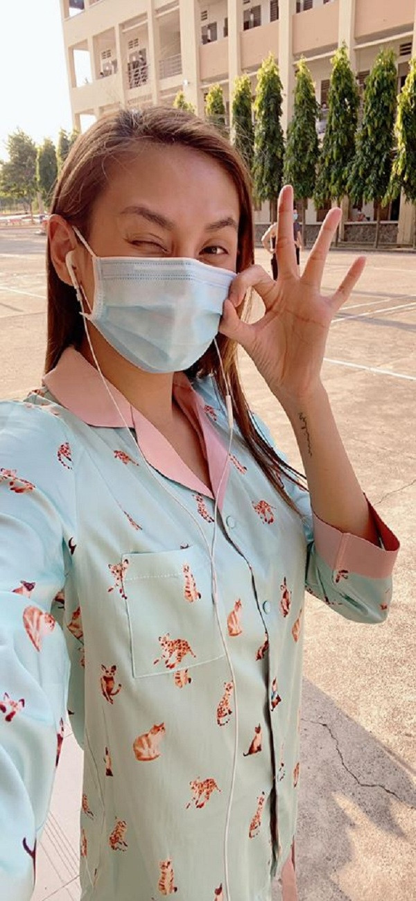 Sở hữu các phiên bản điện thoại Apple, bởi vậy không khó hiểu khi Võ Hoàng Yến sử dụng tai nghe của Táo khuyết.