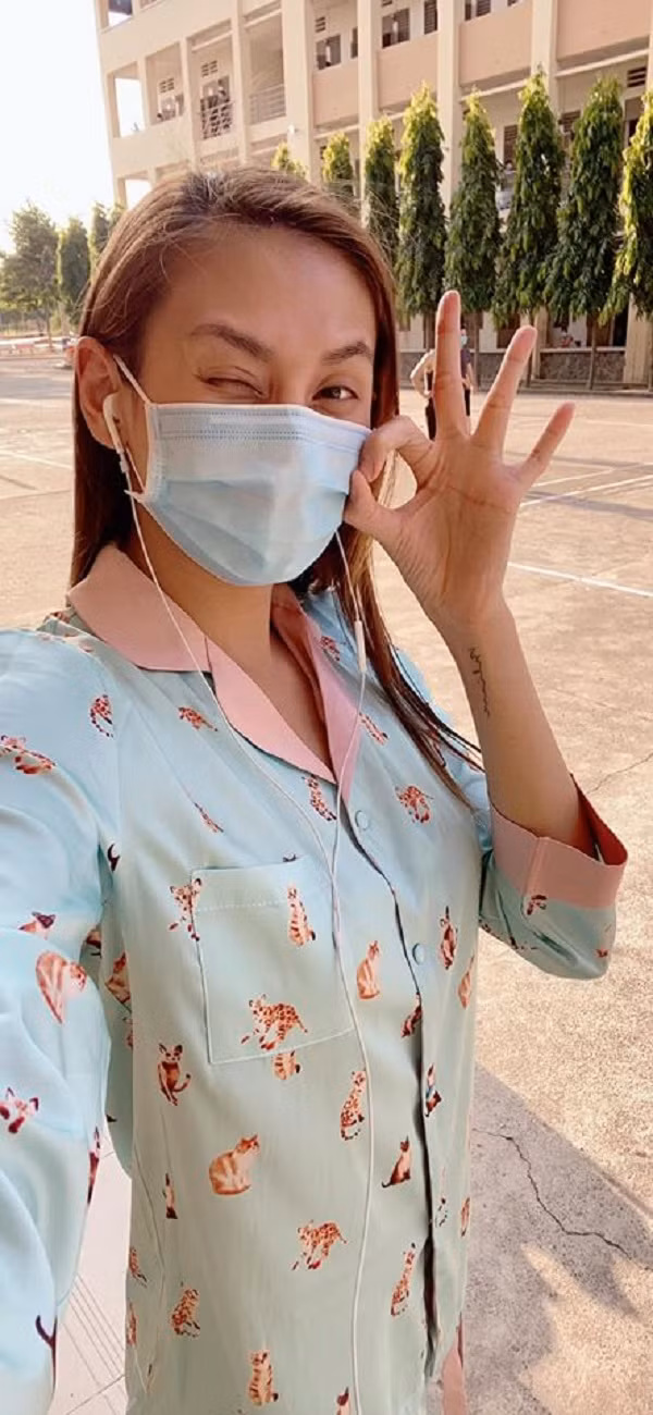 Sở hữu các phiên bản điện thoại Apple, bởi vậy không khó hiểu khi Võ Hoàng Yến sử dụng tai nghe của Táo khuyết.