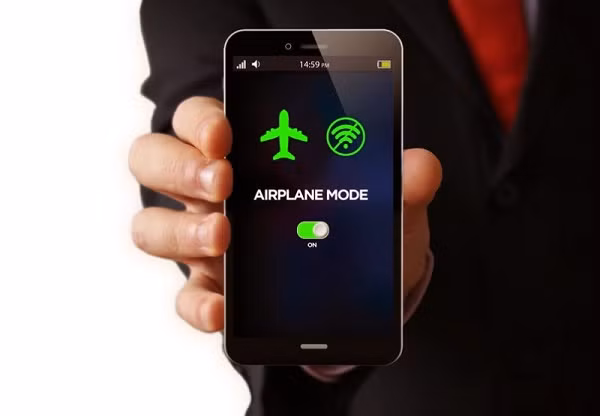 Còn đối với điện thoại Android, bạn ngắt hoàn toàn ngắt kết nối khỏi Wi-Fi và mạng di động ít nhất 30 giây, sau đó tắt chế độ máy bay để thiết bị có thể kết nối lại Internet.