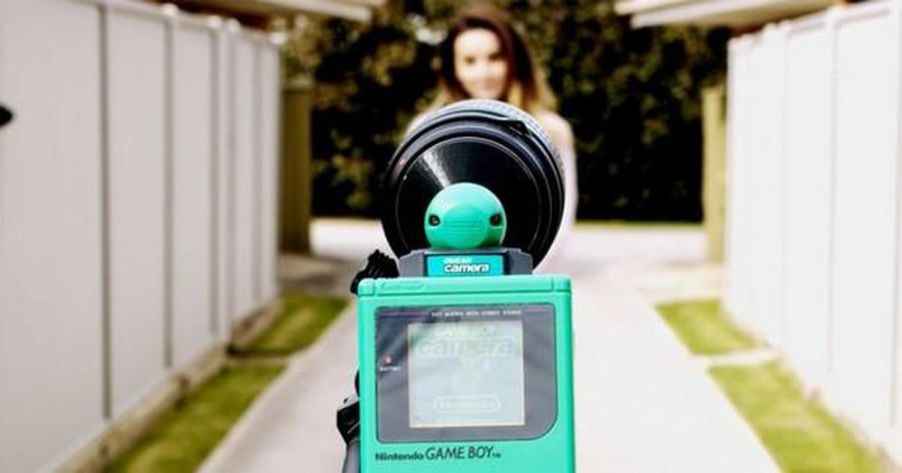 Tận dụng chiếc Game Boy đời cổ huyền thoại, YouTuber Sam McKenzie đã quyết định tự chế thành máy ảnh với ống kính tele 70-200mm để chụp ảnh chân dung.