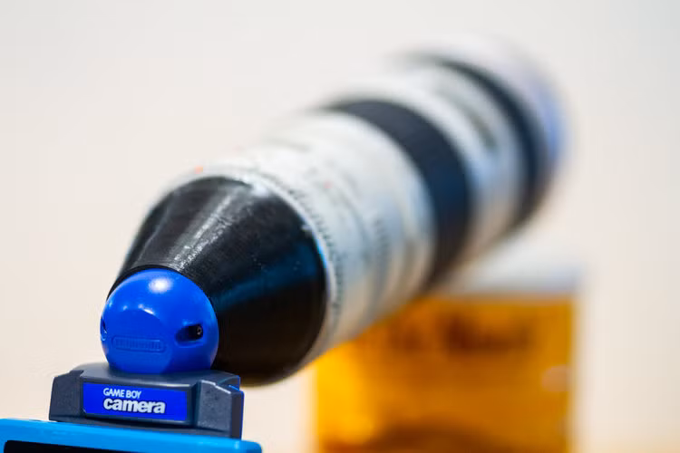 Trước đó, một tác giả khác tên Bastiaan đã làm 1 adapter để có thể gắn cảm biến của Camera Gameboy vào ống kính giúp chụp ảnh từ xa.