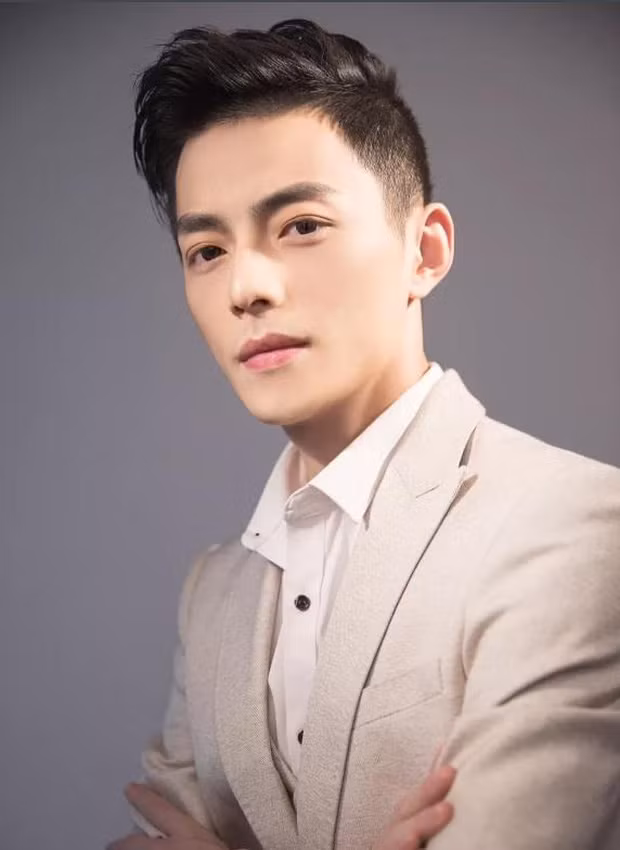 Zhixun tên thật là Hứa Cương sinh ra tại Chiết Giang, Trung Quốc. Anh là streamer Liên Minh Huyền Thoại nổi tiếng tại nền tảng DouYu với hơn 18.000 người theo dõi.