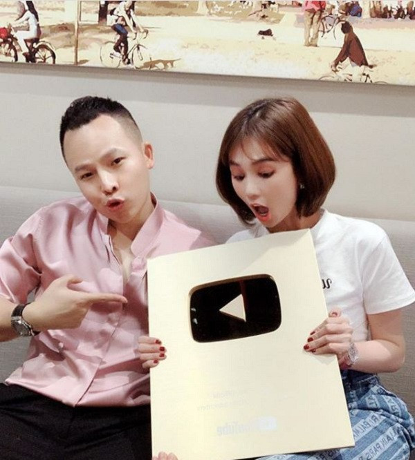 Trong vlog quay tại Paris, Pháp cuối năm 2019, Vũ Khắc Tiệp từng thừa nhận sẽ đưa Ngọc Trinh đi khắp thế giới đến khi đạt nút vàng Youtube. Ông bầu Venus còn nói thêm: “Nhưng mà tha Ngọc Trinh đi thì chắc anh phải… bán nhà!”, đủ để thấy Vũ Khắc Tiệp quyết tâm chinh phục nút vàng đến thế nào.