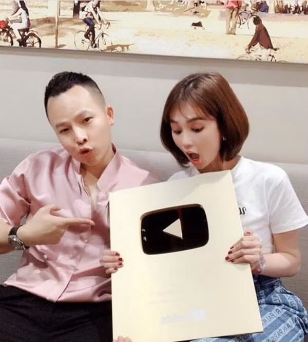 Trong vlog quay tại Paris, Pháp cuối năm 2019, Vũ Khắc Tiệp từng thừa nhận sẽ đưa Ngọc Trinh đi khắp thế giới đến khi đạt nút vàng Youtube. Ông bầu Venus còn nói thêm: “Nhưng mà tha Ngọc Trinh đi thì chắc anh phải… bán nhà!”, đủ để thấy Vũ Khắc Tiệp quyết tâm chinh phục nút vàng đến thế nào.