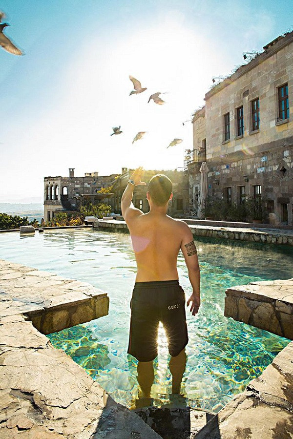 Tiêu biểu có thể kể đến như check in khách sạn 700 triệu/đêm ở Pháp, ở khách sạn 40 triệu/đêm ở Iceland… Ngoài ra, ông bầu còn từng "đập hộp" bể bơi sang chảnh, đẳng cấp thượng lưu ở Thụy Sĩ.