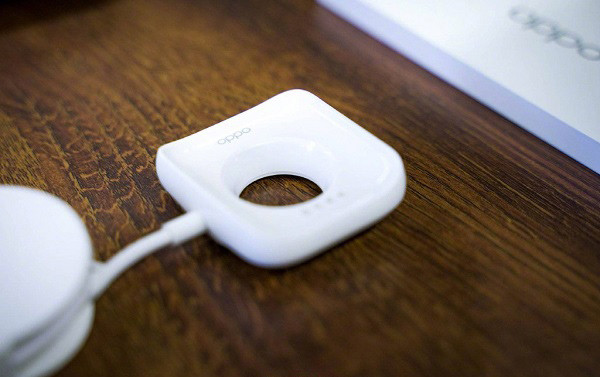 Dock sạc đi kèm với mỗi sản phẩm. Với công nghệ sạc nhanh VOOC, chiếc đồng hồ này có thể sạc từ 1% đến 50% trong 17 phút.