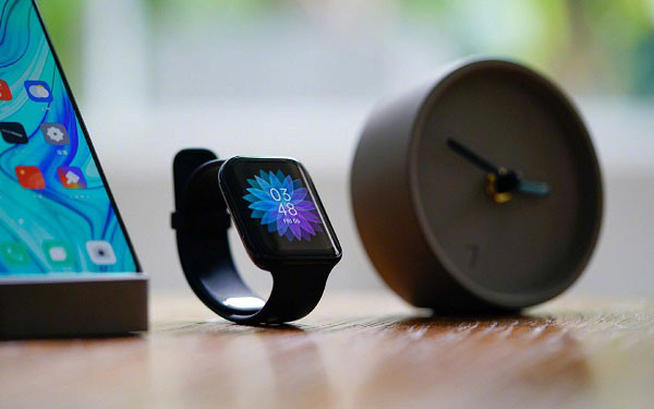 Còn bản 46mm lại có thiết kế màn hình cạnh cong sang 2 bên trông khá lạ mắt và độc đáo, đây là một điểm cộng của OPPO Watch so với "đối thủ" smartwatch của Apple.