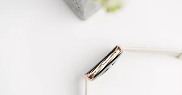 Hai phím bấm vật lý ở cạnh phải cùng mic thu âm để thực hiện cuộc gọi, không có núm xoay Digital Crown. Bên cạnh trái là loa.