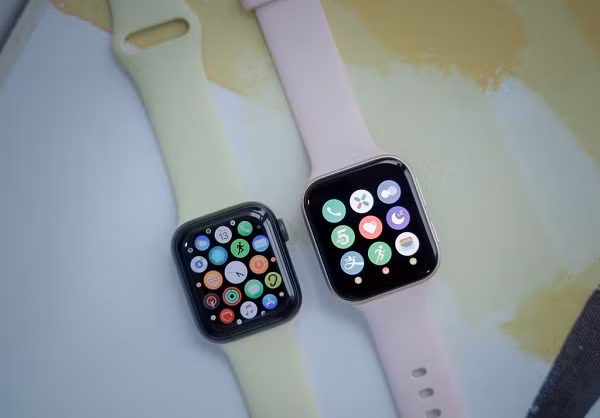 Hiển thị màn hình dạng lưới của OPPO Watch (phải) so với phiên bản của Apple.