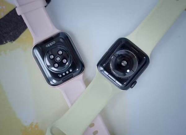 Mặt sau của hai sản phẩm. Hiện tại, OPPO Watch đang được bán ra tại Việt Nam với mức giá 5.7 triệu đồng cho phiên bản kích thước 41mm và 7.5 triệu đồng cho phiên bản 46mm.