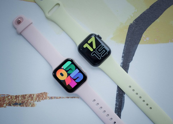 OPPO Watch 41mm (trái) và Apple Watch Series 5 (phải).