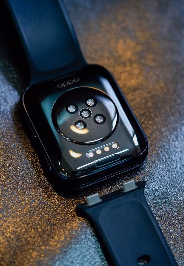 Mặt sau đặt các cảm biến và logo "OPPO", bấm vào nút ngay trên logo rồi rút nhẹ ra để tháo dây đeo. Tuy nhiên, người dùng buộc phải mua phụ kiện chính hãng của OPPO nếu muốn thay đổi dây đeo này.