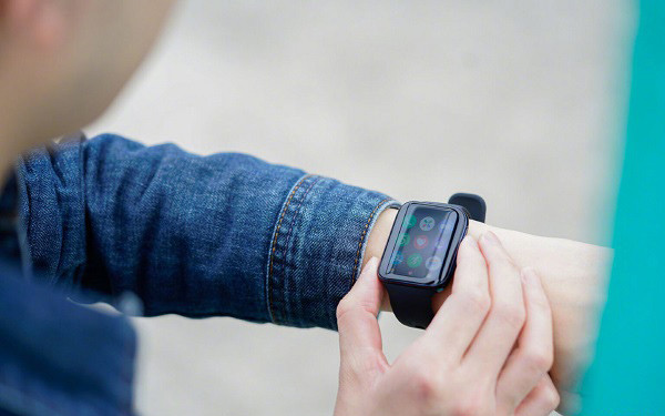 Bản OPPO Watch 46mm có khả năng chống nước là 5ATM, cũng được trang bị chip cùng giao diện giống phiên bản nhỏ, cùng RAM 1GB và bộ nhớ ROM 8GB