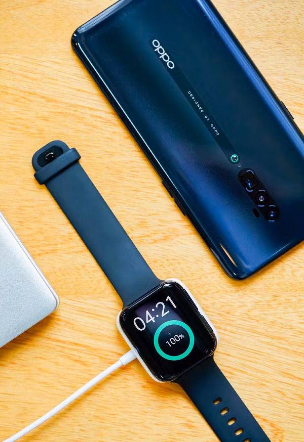 OPPO Watch còn được trang bị khá nhiều tính năng như tích hợp cảm biến nhịp tim, có thể theo dõi giấc ngủ, đo điện tâm đồ (ECG), chế độ các chu kỳ đối với người dùng là nữ.