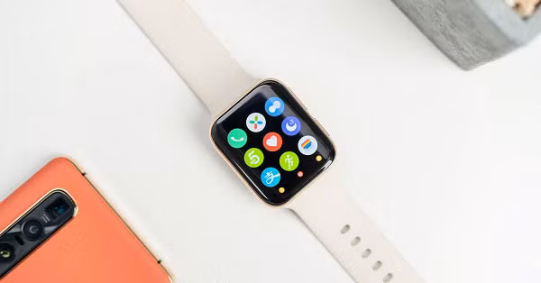 Giao diện menu với các ứng dụng xếp theo dạng lưới, phím điều khiển vuốt từ trên xuống giống một chiếc smartphone. OPPO Watch hỗ trợ eSIM, có thể hoạt động độc lập trong các tác vụ nhận, trả lời cuộc gọi, tin nhắn.