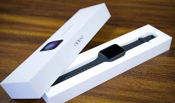 Ở thời điểm hiện tại, OPPO Watch đã "cập bến" thị trường Việt Nam qua đường xách tay. Vỏ hộp của chiếc đồng hồ thông minh này có dạng hình chữ nhật dài, phía sau in thông tin cơ bản về sản phẩm.