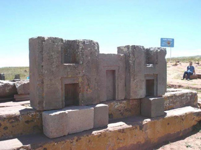 Tại Bolivia, có một quần thể ngôi chùa lớn với kiến trúc phức tạp, bao gồm các tảng đá được lồng vào nhau từ nền văn minh Inca. Công trình đá này được lồng vào nhau chính xác đến mức kinh ngạc, các nhà khoa học cũng không thể giải thích được nó được xây dựng bằng cách nào từ thời gian xa xưa như vậy?