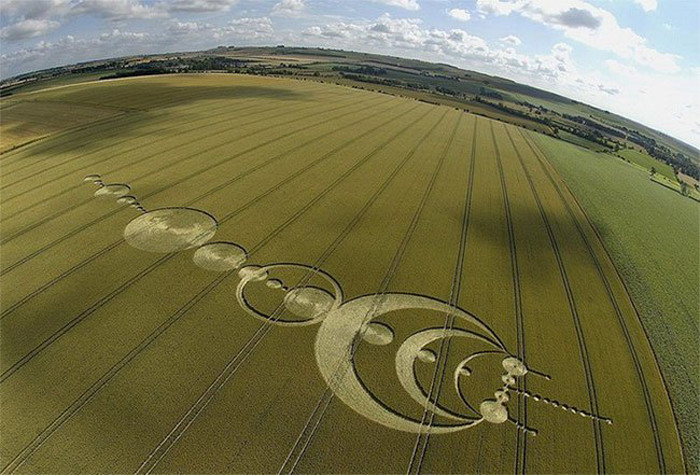 Hình thù kì lạ xuất hiện trên cánh đồng lúa. Một vòng rộng tới 183m với hình thù kỳ lạ giống như hình con sứa khổng lồ xuất hiện trên cánh đồng lúa mạch tại Kingstone Coobes, Oxford. Nó có thể được tạo ra trong đêm bởi một nhóm “người ngoài hành tinh” hoặc xảy ra do hiện tượng tự nhiên khi một tia sét bất thường dội lên trái đất.