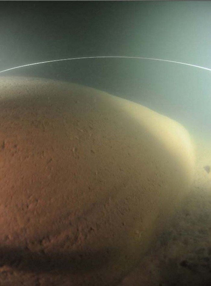 Một đoàn thủy thủ gồm các thợ lặn người Thụy Điển đã phát hiện ra một vật thể lạ hình đĩa có bán kính lớn nằm dưới đáy biển Baltic. Nó được miêu tả là hình thành trên một cột trụ, bao gồm các cấu trúc xếp thành hình bậc thang dẫn đến một lỗ đen. Không ai có thể giải thích được nguồn gốc của hiện tượng này đến từ đâu?