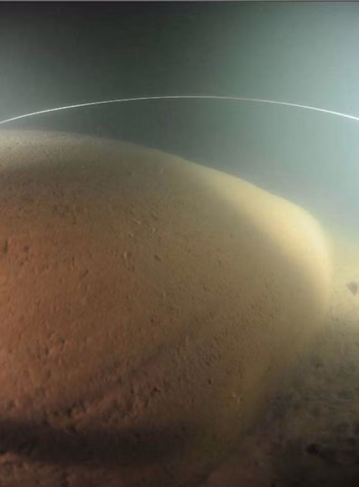 Một đoàn thủy thủ gồm các thợ lặn người Thụy Điển đã phát hiện ra một vật thể lạ hình đĩa có bán kính lớn nằm dưới đáy biển Baltic. Nó được miêu tả là hình thành trên một cột trụ, bao gồm các cấu trúc xếp thành hình bậc thang dẫn đến một lỗ đen. Không ai có thể giải thích được nguồn gốc của hiện tượng này đến từ đâu?