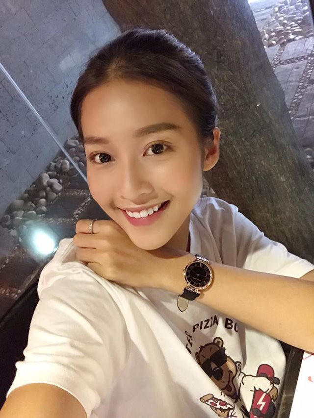 Khả Ngân tên thật là Trần Thị Kim Ngân, sinh năm 1997, từng được biết đến là một hot girl thế hệ mới tràn đầy sức sống của giới trẻ Việt.