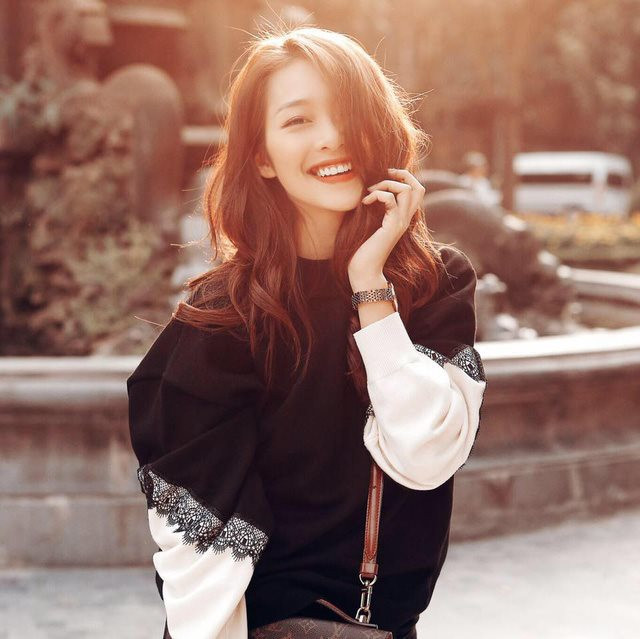 “Hot girl vạn người mê”, “người đẹp không góc chết" chính là những danh xưng mà Khả Ngân được những người hâm mộ ưu ái dành cho. Nét xinh đẹp và sức ảnh hưởng của Khả Ngân còn lan rộng sang các nước lân cận khi cô từng được nhiều trang báo của Trung Quốc, Nhật Bản, Thái Lan,...ca ngợi hết lời.