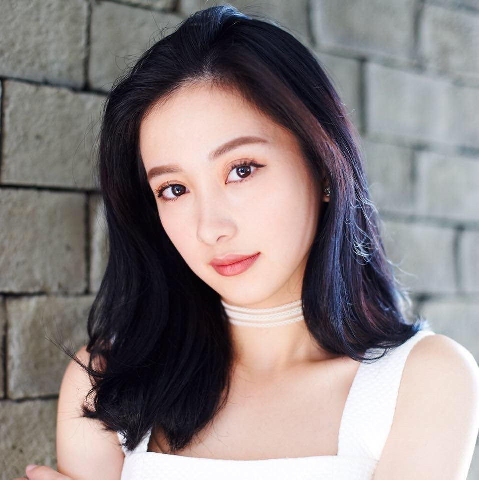 Sở hữu vẻ đẹp mê hoặc lòng người, hot girl Jun Vũ được dân tình gọi với những cái tên rất mĩ miều như “nàng thơ thế hệ mới”, "nữ thần showbiz Việt",...