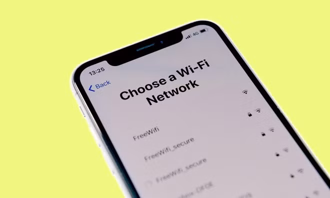 Series 6 là mẫu Apple Watch đầu tiên hỗ trợ băng tần WiFi 5 GHz. Tuy nhiên, Watch SE chỉ hỗ trợ băng tần 2,4 GHz, về lý thuyết có giới hạn tốc độ thấp hơn. Watch SE vẫn hỗ trợ chipset Bluetooth 5.0, là bản nâng cấp so với chipset Bluetooth 4.2 trên Series 3.