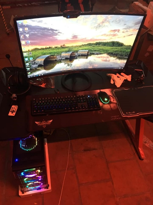 Cứ nhìn dàn gaming xịn xò mà Tiến Trường đầu tư cho "sự nghiệp" chơi game và stream của mình là đủ hiểu cầu thủ này đam mê đến thế nào. Ngoài nghiệp cầu thủ, có thể nói Tấn Trường cũng là một gamer "có số má" trong làng thể thao điện tử.