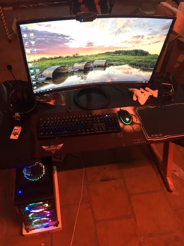 Cứ nhìn dàn gaming xịn xò mà Tiến Trường đầu tư cho "sự nghiệp" chơi game và stream của mình là đủ hiểu cầu thủ này đam mê đến thế nào. Ngoài nghiệp cầu thủ, có thể nói Tấn Trường cũng là một gamer "có số má" trong làng thể thao điện tử.