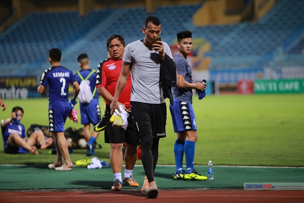 Tuy nhiên nhiều ý kiến cho rằng chính vì mải mê chơi game đã ảnh hưởng đến việc thi đấu của anh khi thỉnh thoảng Tấn Trường lại mắc sai lầm ngớ ngẩn.