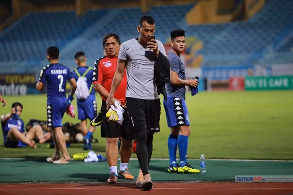 Tuy nhiên nhiều ý kiến cho rằng chính vì mải mê chơi game đã ảnh hưởng đến việc thi đấu của anh khi thỉnh thoảng Tấn Trường lại mắc sai lầm ngớ ngẩn.