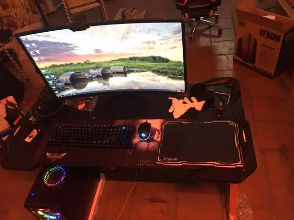 Bên cạnh đó, Tấn Trường cũng từng là ông chủ của một tiệm game tại quê hương Cao Lãnh, Đồng Tháp từ năm 2010.