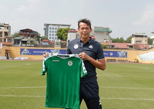 Ngày 29/5 vừa qua, CLB Hà Nội đã chính thức ký hợp đồng một năm, chiêu mộ thủ môn Bùi Tấn Trường. Thủ thành cao 1m9 này bắt đầu chơi bóng chuyên nghiệp từ năm 2006, từng khoác áo U23 và đội tuyển Việt Nam.