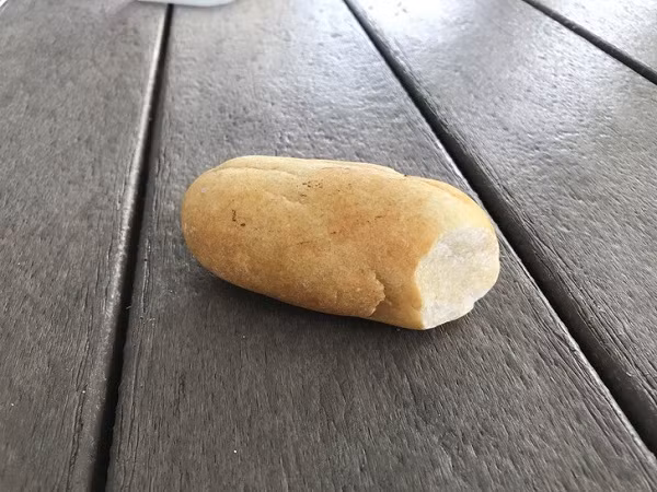 Một phiên bản ''đá trá hình bánh mì'' khác.