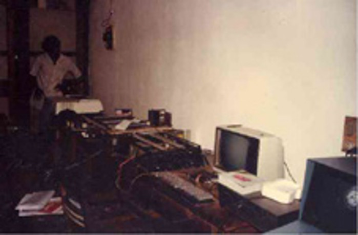 Rất tiếc là do hoàn cảnh khó khăn, cũng có thể là do quyết tâm chưa đủ lớn của những người có trách nhiệm và cũng có thể do hướng đi của ngành KHCN nước nhà mà Việt Nam, cho đến nay, đã không có một ngành sản xuất máy tính mà đáng ra nó phải có, thậm chí là thuộc những quốc gia đi đầu trong sản xuất máy tính.