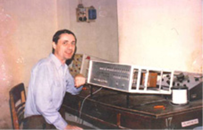 Thời gian nghiên cứu, lắp ráp, thử nghiệm, căn chỉnh đều rất ngắn; điện thì không ổn định, có thể bị cắt bất kỳ lúc nào. Cả nhóm nghiên cứu lại chưa từng được sờ đến những chip hiện đại như thế, chỉ sợ hỏng do tĩnh điện hoặc sốc điện. Mặt khác, phải thực hiện mấy bìa RAM mới được vỏn vẹn vài KB